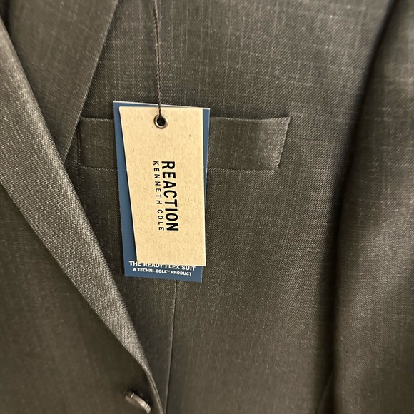 Kenneth Cole Reaction Suit-New With Tags 40 Short - Picture 2 of 5